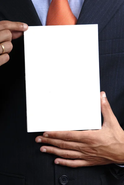 Ο άνθρωπος των επιχειρήσεων κατέχει μια κάρτα στο στήθος του — Φωτογραφία Αρχείου