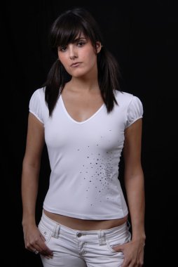 genç bir kadın kılığında