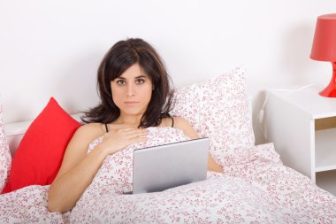 genç güzel kadın yatakta laptop ile çalışma