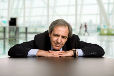 Masa üzerinde olgun iş adamı