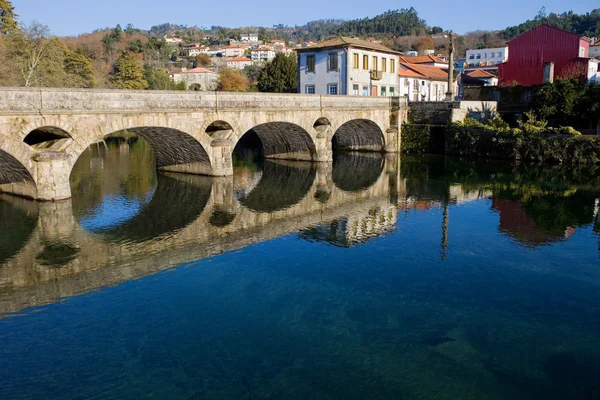 Ponte antiga e aldeia de Arcos de Valdevez — Fotografia de Stock