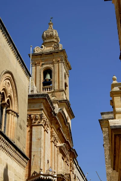 Antigua torre de la iglesia de malta — Foto de Stock