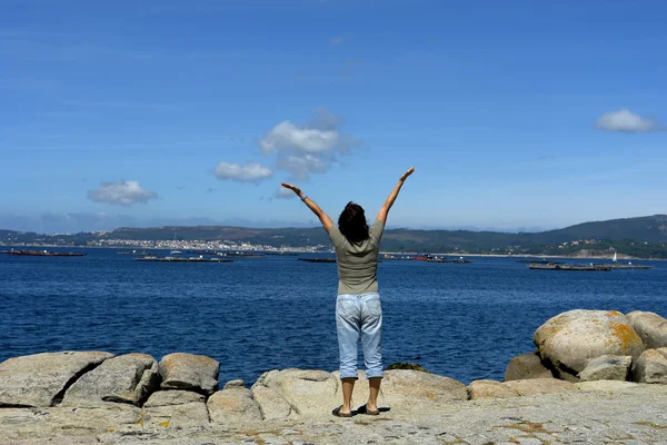 Donna felice con le braccia aperte sulla costa — Foto Stock