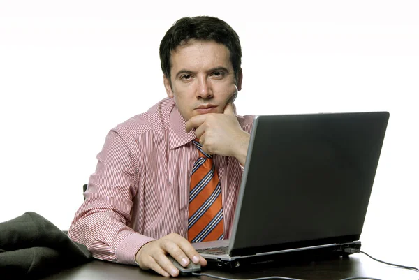 Giovane uomo d'affari annoiato che lavora con è laptop — Foto Stock