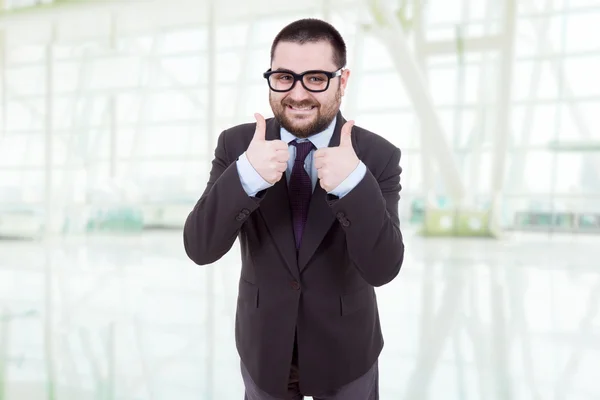 Joven hombre de negocios tonto va pulgares hacia arriba — Foto de Stock