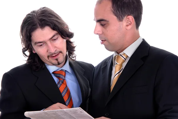 Två affärsmän som läser tidningen — Stockfoto