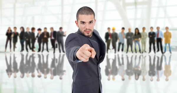 Hombre de negocios frente a un grupo de — Foto de Stock