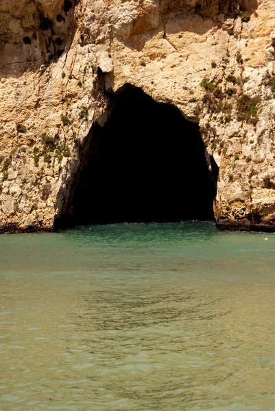 Höhle am Strand der Insel Gozo — Stockfoto