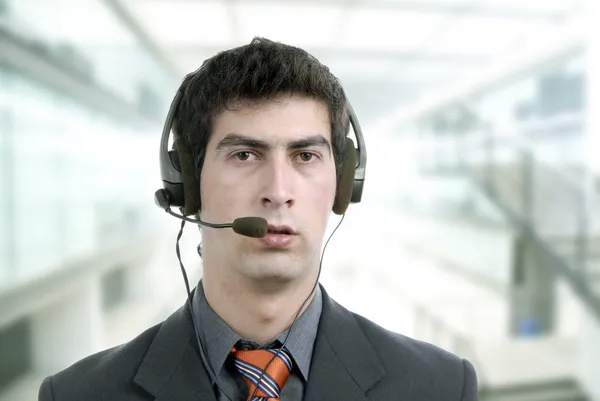 Unga call center man talar i telefonen — Stockfoto
