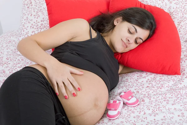 Młoda kobieta w ciąży w łóżku — Zdjęcie stockowe