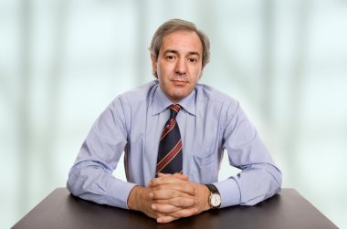 bir masa ofis olgun iş adamı