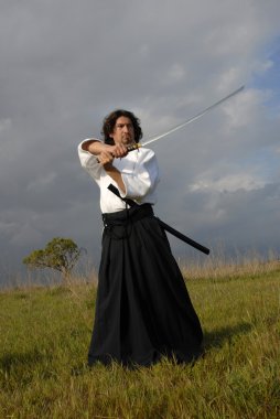 Genç aikido adam kılıç