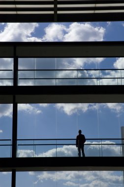 genç iş adamı ofis binası