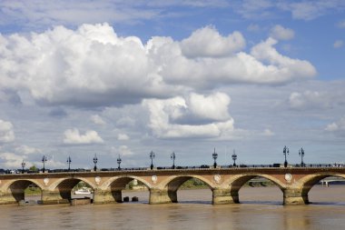 ünlü köprü pont de pierre