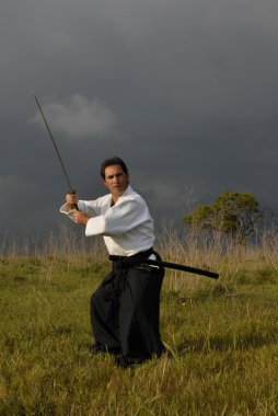 Genç aikido adam kılıç
