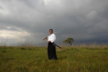 Genç aikido adam kılıç