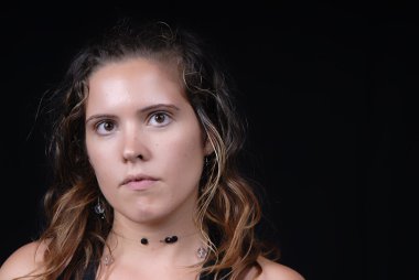 genç esmer güzel bir portresi