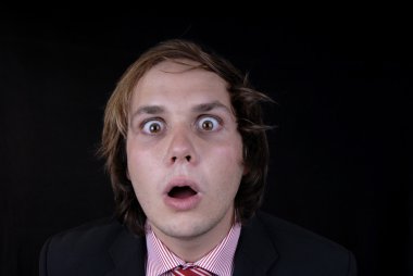 çılgın genç adam portre siyah izole