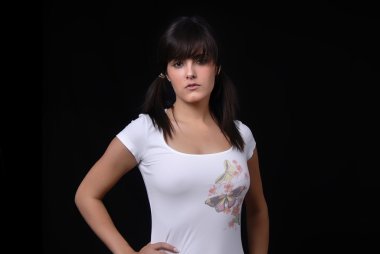 genç kadın siyah arka planda poz