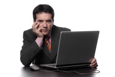 merak ve laptop ile çalışan genç bir adam