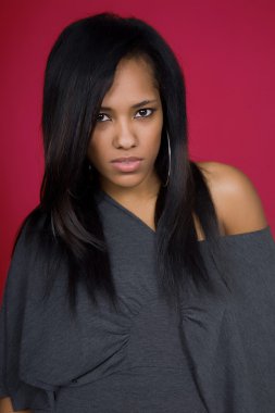 Retrato de joven mujer casual