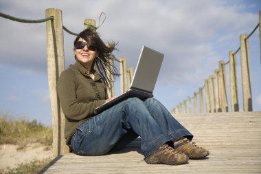 mutlu kadın onu laptop ile çalışma