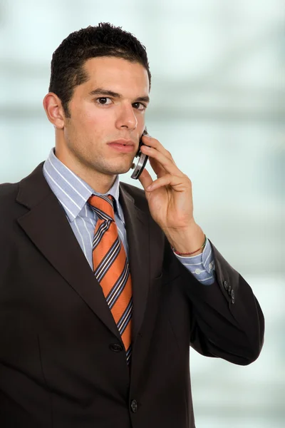 Jovem homem de negócios chamando pelo telefone — Fotografia de Stock