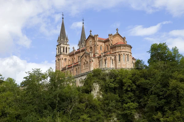 Ancienne cathédrale de Covadonga dans les Asturies — Photo