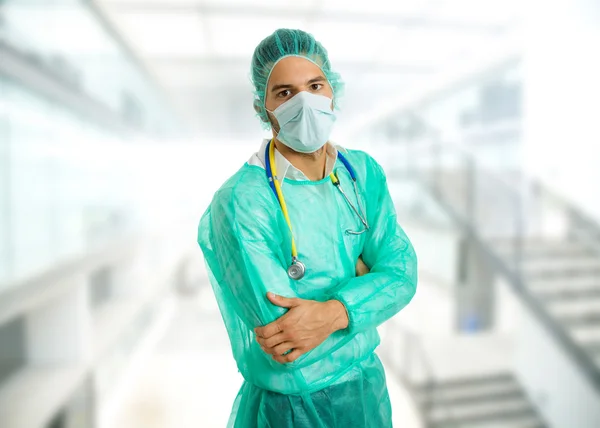 Giovane medico maschio in ospedale — Foto Stock