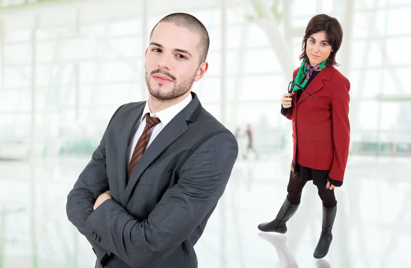 Joven pareja de negocios en la oficina — Foto de Stock