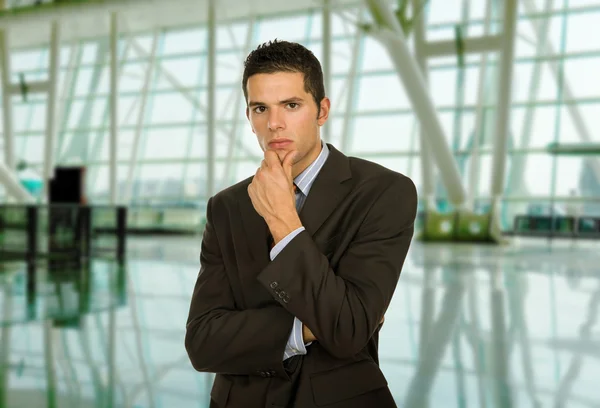 Pensativo joven hombre de negocios — Foto de Stock