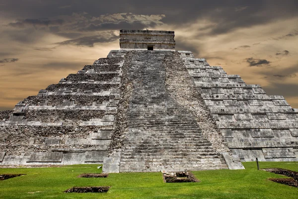 Forntida mayan pyramid — Stockfoto