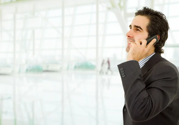 Jonge zakenman aan de telefoon op het Bureau — Stockfoto