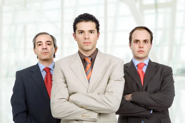 Tres hombres de negocios en la oficina — Foto de Stock