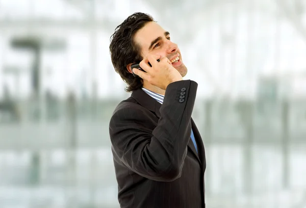 Jonge zakenman aan de telefoon — Stockfoto