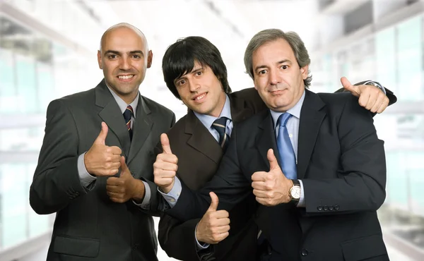 Tres jóvenes hombres de negocios en la oficina —  Fotos de Stock