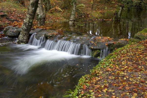 Floden vattenfall i portugisiska nationalparken i geres — Stockfoto