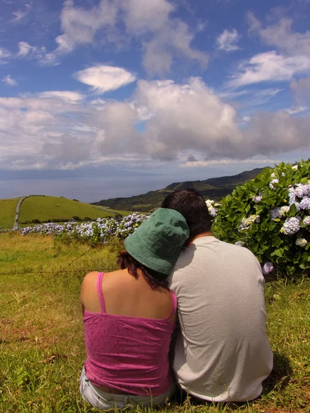 Couple dans les champs azores — Photo