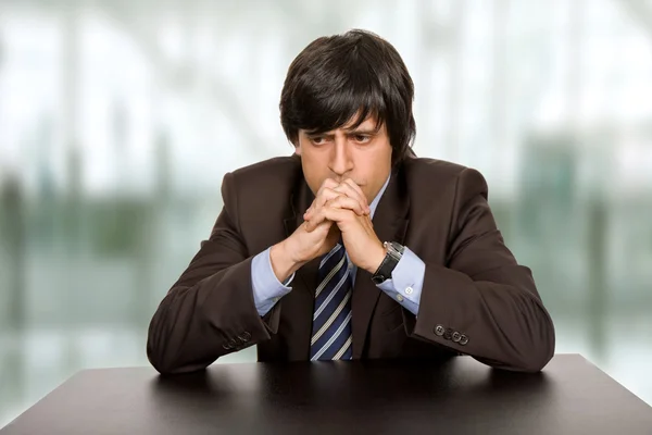 Young business man on a desk — Stock Photo, Image