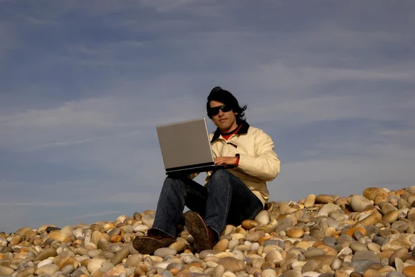 Junger Mann mit Laptop — Stockfoto