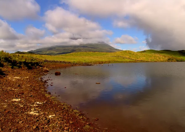 Montagna di Pico nelle azorre e un lago — Foto Stock