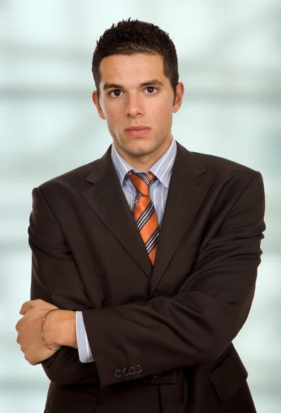 Porträt eines jungen Geschäftsmannes im Büro — Stockfoto