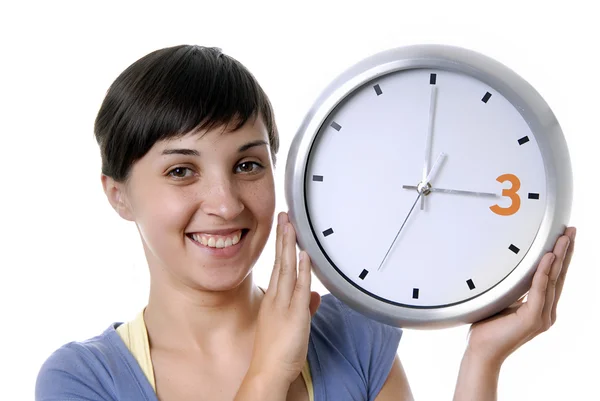 Dorywczo młoda kobieta trzymając wielki zegar — Zdjęcie stockowe