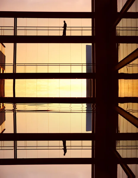 Arbetstagaren ensam i den moderna byggnaden i sepiaton — Stockfoto