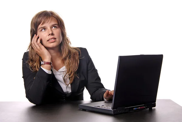 Junge Geschäftsfrau arbeitet mit ihrem Laptop — Stockfoto