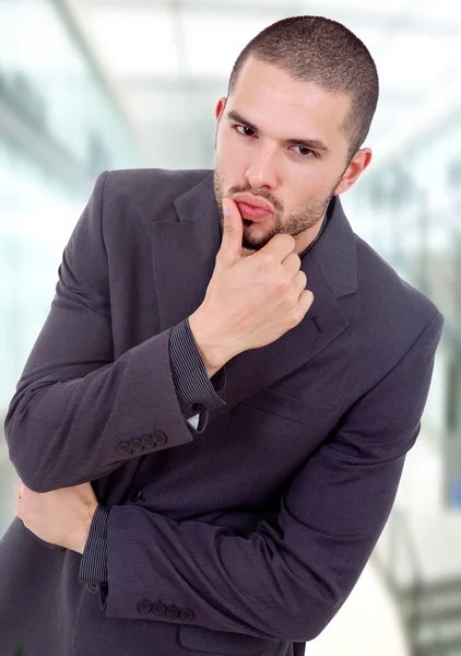 Porträt eines jungen Geschäftsmannes — Stockfoto