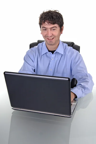 Jonge man aan het werk met laptop — Stockfoto