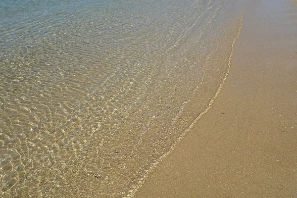 Ola verde en la arena en la playa —  Fotos de Stock