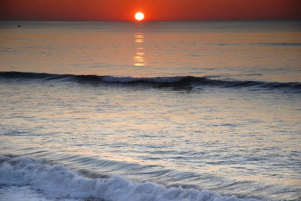 Oranžové slunce na severním pobřeží Portugalska — Stock fotografie