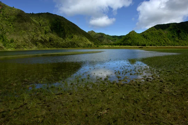 O lago de fogo na ilha dos Açores de são Miguel — Fotografia de Stock